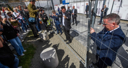 Ungārijas premjerministrs Pēters Maģars (attēlā vidū) kopā ar kolēģiem ministriem 15. maijā Budapeštā nojauc žogu pie karmelītu klostera Budas cietokšņa kvartālā, kur Viktors Orbāns bija iekārtojis premjera biroju. Barjeras un norobežojumus pie klostera kompleksa uzstādīja 2021. gadā, padarot šo vietu par Orbāna varas simbolu negatīvā nozīmē. Ungārijas premjerministrs Pēters Maģars (attēlā vidū) kopā ar kolēģiem ministriem 15. maijā Budapeštā nojauc žogu pie karmelītu klostera Budas cietokšņa kvartālā, kur Viktors Orbāns bija iekārtojis premjera biroju. Barjeras un norobežojumus pie klostera kompleksa uzstādīja 2021. gadā, padarot šo vietu par Orbāna varas simbolu negatīvā nozīmē.