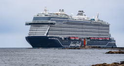 Rīgas ostā sagaida 333 metru garo "Mein Schiff Relax" — lielāko kruīza kuģi ostas vēsturē.