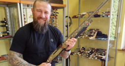 Anri Anaņins sev izvēlējies ATA Arms inerces pārlādes pusautomātisko gludstobra ieroci. Viņa rīcībā ir arī vairāku citu zīmolu pusautomātiskie gludstobra ieroči. Katram medību veidam savs.