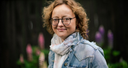 Baiba Strazdiņa,Latvijas Dabas fonda zālāju eksperte: "Ja 16 hektāri Randu pļavu aploka netiktu noganīti, vismaz reizi vai pat divas reizes sezonā tie būtu jānopļauj, nopļauto zāli sagrābjot un novācot no lauka. Taču, ņemot vērā vietas mitruma apstākļus, ne katru gadu tas būtu iespējams."