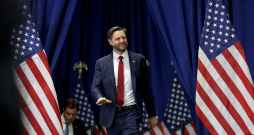 Džeimss Deivids Venss (JD Vance).