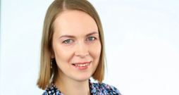 Ligita Paegle: "Esmu sapratusi, ka nevar prognozēt, vai tie darbi, kas man pašai vislabāk patīk, uzrunās arī lasītājus." Ligita Paegle: "Esmu sapratusi, ka nevar prognozēt, vai tie darbi, kas man pašai vislabāk patīk, uzrunās arī lasītājus."