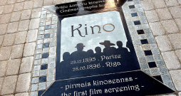 Piemiņas zīme pirmajam Rīgas kinoseansam.