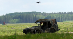Militārajā poligonā "Sēlija" norisinās NATO Innovation Range demonstrācijas pasākums, kurātiek prezentētas modernākās dronu un pretdronu tehnoloģijas.