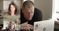 Kaspars Kambala vēro bijušo sievu videozvanu.