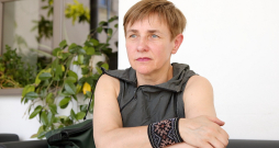 Ilga Šuplinska: "Vajag atbalstīt cilvēkus pierobežā – piemēram, ar speciālu nodokļa atvieglojumu vai darba vietām. Citādi nevar gaidīt, ka cilvēks, kurš smēlies ienākumu avotu no dzīves pierobežā, tagad aplaudēs un atbalstīs valsts politiku." Ilga Šuplinska: "Vajag atbalstīt cilvēkus pierobežā – piemēram, ar speciālu nodokļa atvieglojumu vai darba vietām. Citādi nevar gaidīt, ka cilvēks, kurš smēlies ienākumu avotu no dzīves pierobežā, tagad aplaudēs un atbalstīs valsts politiku."