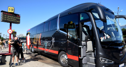 Starptautiskā pasažieru pārvadātāja "Lux Express" autobuss Rīgas Starptautiskajā autoostā.