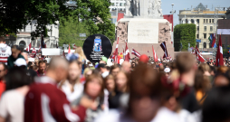 Latvijas hokeja izlases atbalstītāji laukumā pie Brīvības pieminekļa.