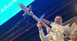 Ķekavas uzņēmuma "Raw Systems" valdes priekšsēdētājs Reinis Purvēns izstādē demonstrēja no rokas un dažādām platformām palaižamus lētus pārtvērējdronus.