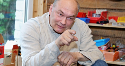 Gunārs Igaunis: "Galvenais, lai par kompensāciju dabūšanu nebūtu jārāpo četrrāpus, lai nebūtu jāaizpilda 101 papīrs, kas apēd uzņēmēju laiku, enerģiju. Pietiks jau un būšu laimīgs, ja pārtrauks raidīt signālus. Nevajag ne dzelteno, ne oranžo – ja karš būs, tad būs."