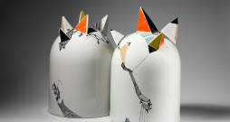 Pēteris Martinsons (Latvija). "Raķetes". Porcelāns, glazūra, virsglazūras zīmējums, dekols, 1980, Rīgas Porcelāna muzeja krājums.