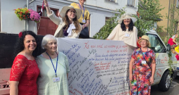 Daļa Tukuma Literātu apvienības dalībnieku 2025. gada Rožu svētkos. No kreisās: Liene Kurka, Irīna Pumpure, Lelde Laugale, Maija Laugale (Mayū), Guna Roze, Ilga Bindre. Daļa Tukuma Literātu apvienības dalībnieku 2025. gada Rožu svētkos. No kreisās: Liene Kurka, Irīna Pumpure, Lelde Laugale, Maija Laugale (Mayū), Guna Roze, Ilga Bindre.