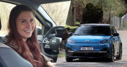 Sanda Dejus un Nissan Micra.