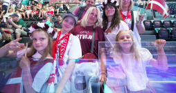 Latvijas hokeja izlases līdzjutēji 2026. gada pasaules hokeja čempionāta spēlē starp Latvijas un Norvēģijas valstsvienībām Frībūrā.