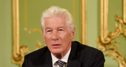 Starptautiskās kampaņas par Tibetu priekšsēdētājs, ilggadējais cilvēktiesību aizstāvis Ričards Gīrs (Richard Gere) piedalās preses konferencē kinoteātrī "Splendid Palace".
