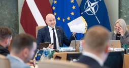 Vicinot biezu dokumentu paku, premjers Andris Kulbergs teica, ka tajā ir 785 iepriekšējās valdības nepaveiktie darbi – "neizstrādātie noteikumi un citas lietas".