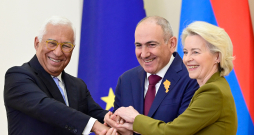Armēnijas līderis Nikols Pašinjans (vidū) sasveicinās ar Eiropas Komisijas prezidenti Urzulu fon der Leienu un Eiropadomes prezidentu Antoniu
Koštu. Pašinjana vadībā Armēnija pēdējā laikā tiecas tuvināties Eiropas Savienībai un attālināties no Maskavas ietekmes zonas. Armēnijas līderis Nikols Pašinjans (vidū) sasveicinās ar Eiropas Komisijas prezidenti Urzulu fon der Leienu un Eiropadomes prezidentu Antoniu
Koštu. Pašinjana vadībā Armēnija pēdējā laikā tiecas tuvināties Eiropas Savienībai un attālināties no Maskavas ietekmes zonas.