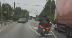 Bēgošais motociklists. Bēgošais motociklists.