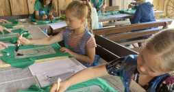 Vasaras nometnes kļūst arvien pieprasītākas. Nometnē “Zaļais zirgs” bērni var radoši darboties. Vasaras nometnes kļūst arvien pieprasītākas. Nometnē “Zaļais zirgs” bērni var radoši darboties.