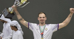 Latvijas volejbola izlases kapteinis Kristaps Šmits ar AAE Prezidenta kausu rokās, ko viņš šosezon izcīnīja ar "Al Ain" komandu.