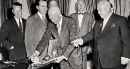 1959. gada 15. septembrī Padomju Savienības Komunistiskās partijas pirmais sekretārs Ņikita Hruščovs (pa labi) Vašingtonā pasniedz ASV prezidentam Dvaitam D. Eizenhaueram (centrā) pirmā Zemes mākslīgā pavadoņa “Sputņik” repliku, kamēr ASV viceprezidents Ričards Niksons (otrais no kreisās) vēro notiekošo.
