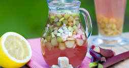 Rabarberu kompots.