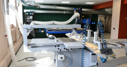Laboratorijā šobrīd izvietotas astoņas dažādas iekārtas, kas ļauj nodrošināt augstu precizitāti. Attēlā: formātripzāģis.