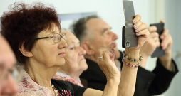 Pasākuma norisi seniori iemūžināja gan ar pierakstiem blociņos, gan ar fotogrāfijām telefonos.
