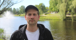 Režisoram Elmāram Seņkovam patīk strādāt Valmierā. Vislabprātāk viņš uzturas parkā pie Dzirnavu ezeriņa un Krodera ābeles.