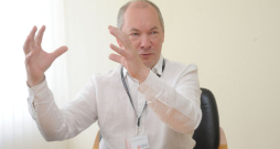 Uldis Biķis: "Šobrīd no saimnieciskās izmantošanas dabas aizsardzības vārdā grib izņemt apmēram pusi no visiem mežiem, kaut gan tie audzēti tieši kā saimnieciskie meži, tādi, kas paredzēti ciršanai. Ar kādiem resursiem strādās kokrūpniecība? Ja tā notiks, tad ilgtermiņa periodā runa ir par desmitiem miljardu eiro lielu tautsaimniecības apjoma samazinājumu līdz 2050. gadam." Uldis Biķis: "Šobrīd no saimnieciskās izmantošanas dabas aizsardzības vārdā grib izņemt apmēram pusi no visiem mežiem, kaut gan tie audzēti tieši kā saimnieciskie meži, tādi, kas paredzēti ciršanai. Ar kādiem resursiem strādās kokrūpniecība? Ja tā notiks, tad ilgtermiņa periodā runa ir par desmitiem miljardu eiro lielu tautsaimniecības apjoma samazinājumu līdz 2050. gadam."