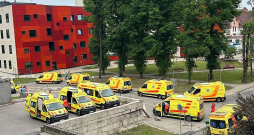 Pirmdien laukumā pie Paula Stradiņa klīniskās universitātes slimnīcas Neatliekamās medicīnas centra rindā gaidīja vairāk nekā desmit ātrās palīdzības mašīnu.