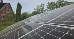 Saules paneļi ir viens no veidiem, kā samazināt rēķinu par elektroenerģiju. Īpaši tad, ja tā tiek tērēta tajā pašā mirklī, kad tiek saražota, darbinot jaudīgas sadzīves iekārtas vai lādējot elektroauto.