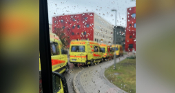 NMPD automašīnu rinda pie PSKUS.