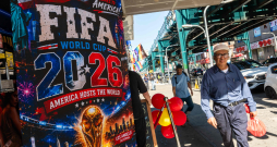 Uzņēmumi Rūzvelta avēnijā Ņujorkas Kvīnsas rajonā gatavojas Pasaules kausam futbolā, 2026. gada 9. jūnijā izvietojot valstu karogus, futbola kreklus un dažādus svētku plakātus un dekorācijas.