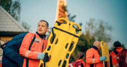 Militārie dienesti kopā ar ārstniecības iestādēm regulāri veic arī mācības, pārbaudot medicīniskā atbalsta sniegšanas gatavību krīzes gadījumā. Attēlā: civilmilitārās medicīnas mācības "Panaceja 2025" pagājušā gada maijā Rīgā.