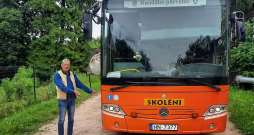 Bauskas novada pašvaldības šofera Jāņa Burceva vadītajam bērnu autobusam kopā ar parastajiem lukturiem gan priekšā, gan aizmugurē ir arī pa diviem oranžiem gaismekļiem. Tos šoferis ieslēdz, kad laiž iekšā vai ārā bērnus. Bauskas novada pašvaldības šofera Jāņa Burceva vadītajam bērnu autobusam kopā ar parastajiem lukturiem gan priekšā, gan aizmugurē ir arī pa diviem oranžiem gaismekļiem. Tos šoferis ieslēdz, kad laiž iekšā vai ārā bērnus.