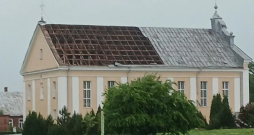 Bebrenē vējš katoļu baznīcai norāvis daļu jumta.