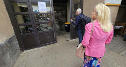 Šodien Centrāltirgus gaļas paviljona ieejai priekšā restes, taču daudzi pircēji par to nav informēti un cenšas paviljonā iekļūt kā ierasts. Pēkšņais lēmums pārtraukt gaļas tirdzniecību, neierādot tirgotājiem citas tirdzniecības vietas, viņiem ir jaunums.