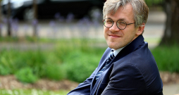 Valters Sīlis: "Greizo spoguļu karaļvalsti viss sāk atgādināt brīdī, kad atļaujas izmantot valsts institūcijas, lai vērstos pret mākslas darbu. Turklāt vēl KNAB atbilde, ka viņi tomēr iestudējumu vērtēs!"