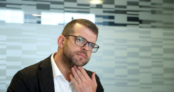 "Latvenergo" valdes loceklis, pārdošanas direktors Uldis Mucinieks: "Šobrīd tādu klientu, kas pieprasītu tikai "zaļo" elektroenerģiju, nav īpaši daudz – tie veido 5–7% no kopējā elektrības tirgus Latvijā. Tomēr "Latvenergo" attīstības stratēģija paredz, ka pieprasījums pēc "zaļās elektroenerģijas" nākamajā desmitgadē veidos jau 15–20% no Latvijas elektroenerģijas tirgus."
