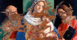 Ap 1516. gadu uz koka pamatnes gleznotā Džovanni Batistas Sima de Koneljano svētbilde “Marija ar bērnu un svētie Nikolajs un Laurencijs” ar laika zoba bojājumiem.