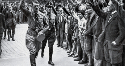 Nacistiskās Vācijas līderis Ādolfs Hitlers partijas konferences trešajā dienā 1929. gadā.