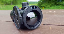 Uzlika ir 50 mm lēca, un tai blakus ir iebūvēts lāzera tālmērs.