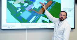 Rīgas Austrumu klīniskās universitātes slimnīcas (RAKUS) valdes loceklis Haralds Plaudis piedalās preses konferencē, kurā informē par RAKUS jaunā infekciju korpusa projekta attīstības gaitu, finansējumu un tā pārvaldību.