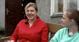 Magone ar draudzeni Evitu.