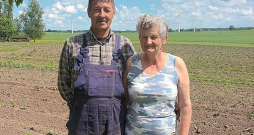 Gunārs un Laimute Kātiņi, stāvot savā piemājas dārziņā, iezīmē "robu" fona ainavā, kur 15 gadus stāvēja aprīļa beigās nogāzusies vēja elektrostacija. "Vairāk esam uztraukti par tiem torņiem, kuri ir daudz tuvāk pie mājas un joprojām griežas," viņi saka.