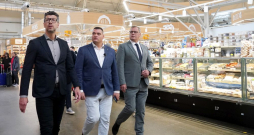 SIA "Rīgas nami" valdes priekšsēdētājs Ojārs Valkers (no kreisās), Rīgas domes priekšsēdētāja vietnieks Edvards Ratnieks un Rīgas domes priekšsēdētājs Viesturs Kleinbergs apseko Rīgas Centrāltirgus paviljonus.