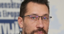 Latvijas Lauku ģimenes ārstu asociācijas viceprezidents Ainis Dzalbs: “Dažādu sakaru un datoru tehnoloģiju attīstība šobrīd vistiešākajā veidā ir saistāma ar ģimenes medicīnas tālāko attīstību. Tas ir kļuvis par vienu no lielākajiem medicīnas attīstības virzītājspēkiem, kas nosaka ģimenes medicīnas pieejamību, kvalitāti, tās saturu, izmaksu efektivitāti, datu aprites kārtību un citus ģimenes medicīnas aspektus.”