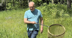 Daugavpils Universitātes topošajiem biologiem 2. jūnijā sākās lauku prakšu sezona Ilgās. Tomēr rektors un profesors Arvīds Barševskis ir norūpējies – ļoti maz kukaiņu, ko rādīt.