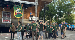 Kadrs no 2025. gada "Minhauzena" festivāla, kas notika Višķos.